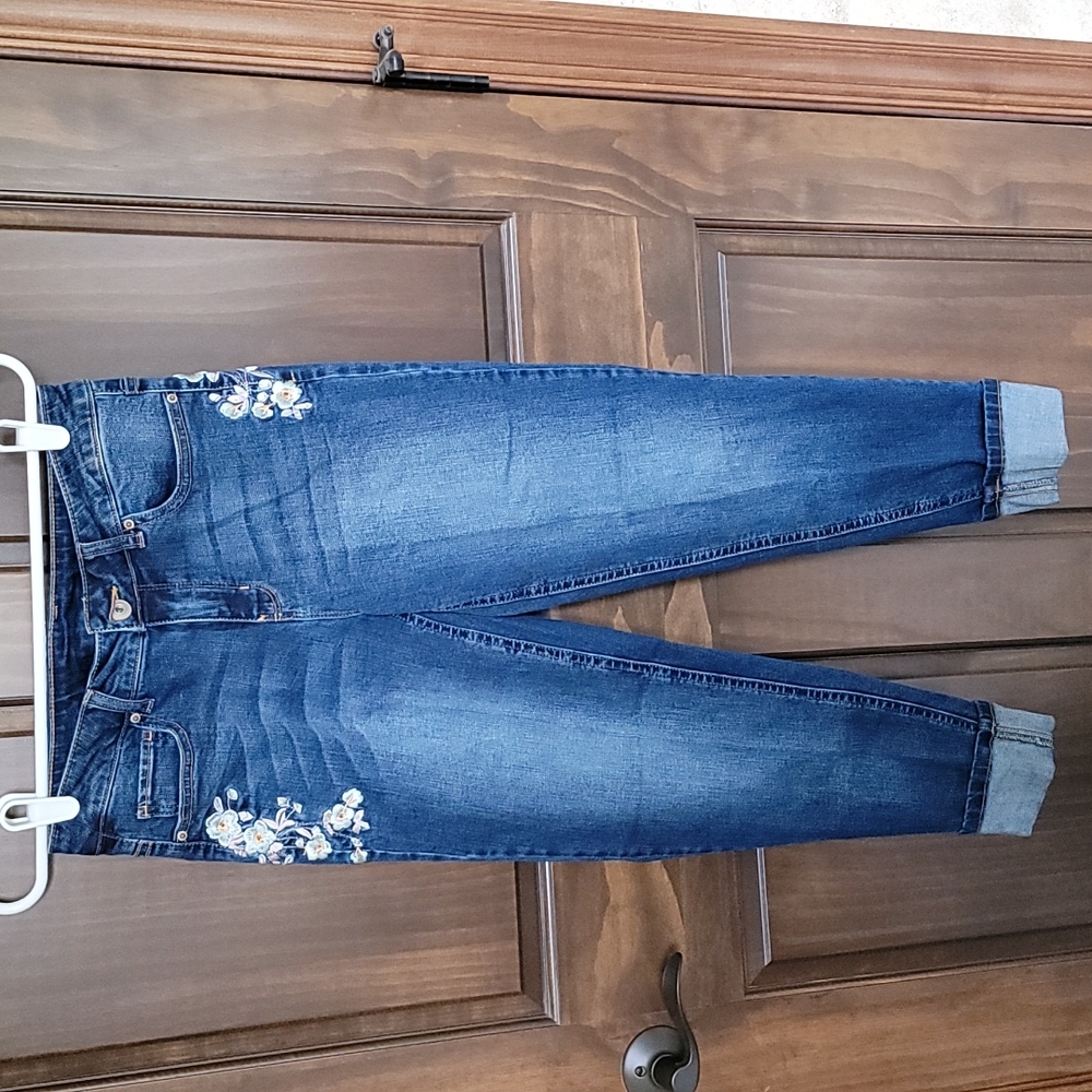 Womens size 4 Time and Tru crop jeans.